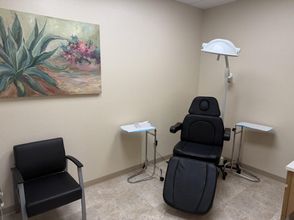Procedure room at Sanova Urgent Care where walk-in laceration repair, stitches and wound care are done for Oro Valley, Catalina and north Tucson patients